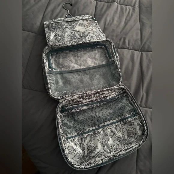 NWT Vera Bradley zip hanging organizer - Picture 3 of 4